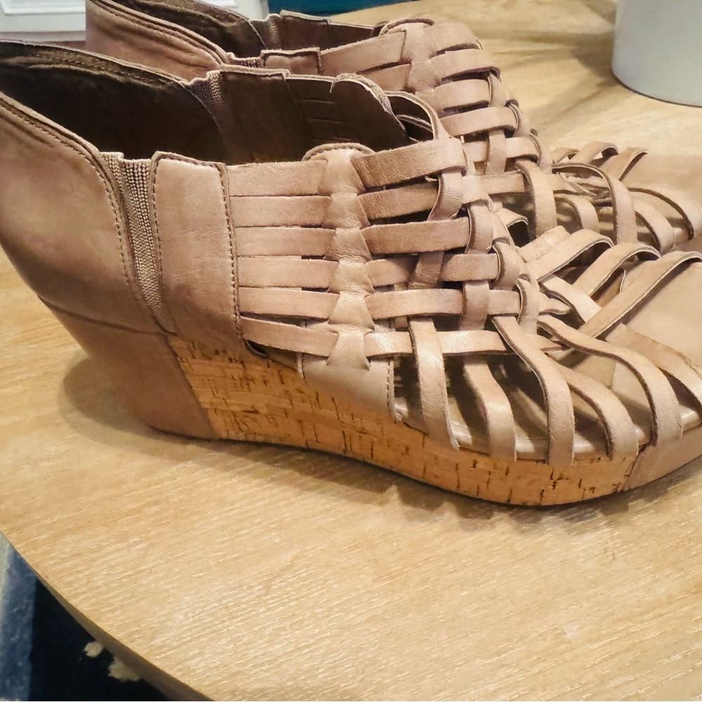 Chocolate Blu wedges